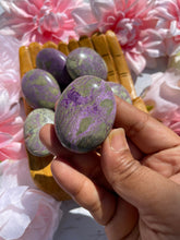 One Stitchtite With Serpentine Palmstone