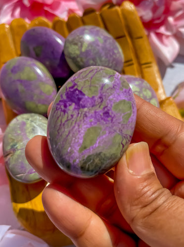 One Stitchtite With Serpentine Palmstone